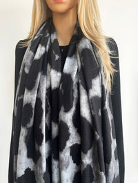 LARGE GREY WOOL BIG LEOPARD PRINT SCARF
