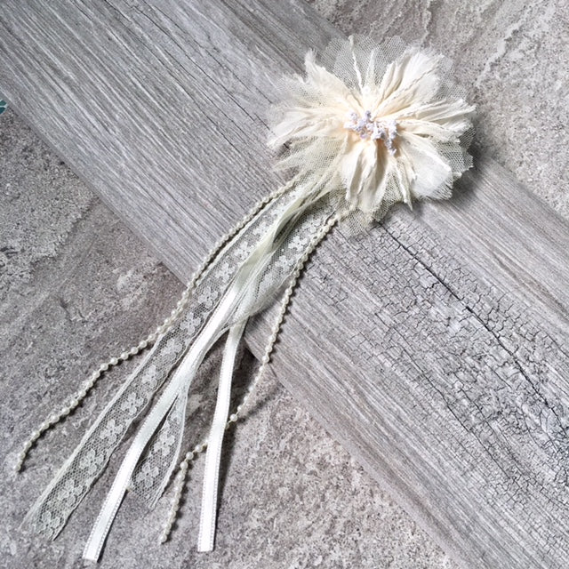 A-SHU PEARL AND RIBBON CREAM FABRIC FLOWER LACE CORSAGE CLIP - A-SHU.CO.UK