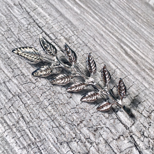 A-SHU SET OF 2 SILVER LEAF COLLAR PINS / BROOCH PINS - A-SHU.CO.UK