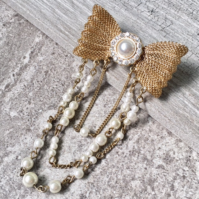 A-SHU VINTAGE GOLD METAL DIAMANTE BOW BROOCH PIN WITH PEARL CHAIN - A-SHU.CO.UK