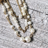 A-SHU VINTAGE GOLD METAL DIAMANTE BOW BROOCH PIN WITH PEARL CHAIN - A-SHU.CO.UK