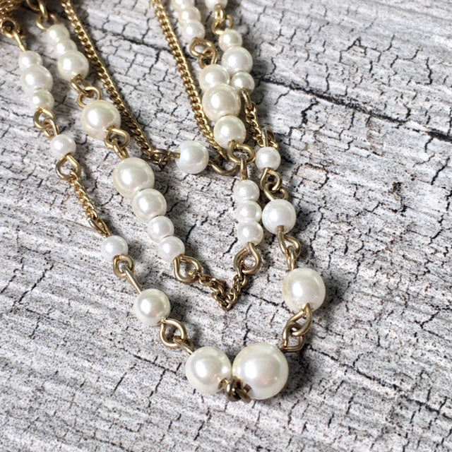 A-SHU VINTAGE GOLD METAL DIAMANTE BOW BROOCH PIN WITH PEARL CHAIN - A-SHU.CO.UK