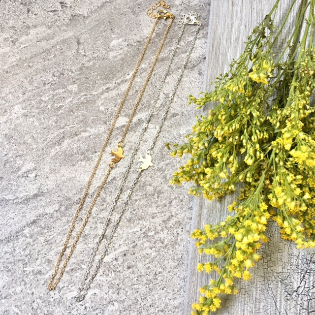 A-SHU SHORT GOLD DELICATE FLYING BIRD CHARM NECKLACE - A-SHU.CO.UK