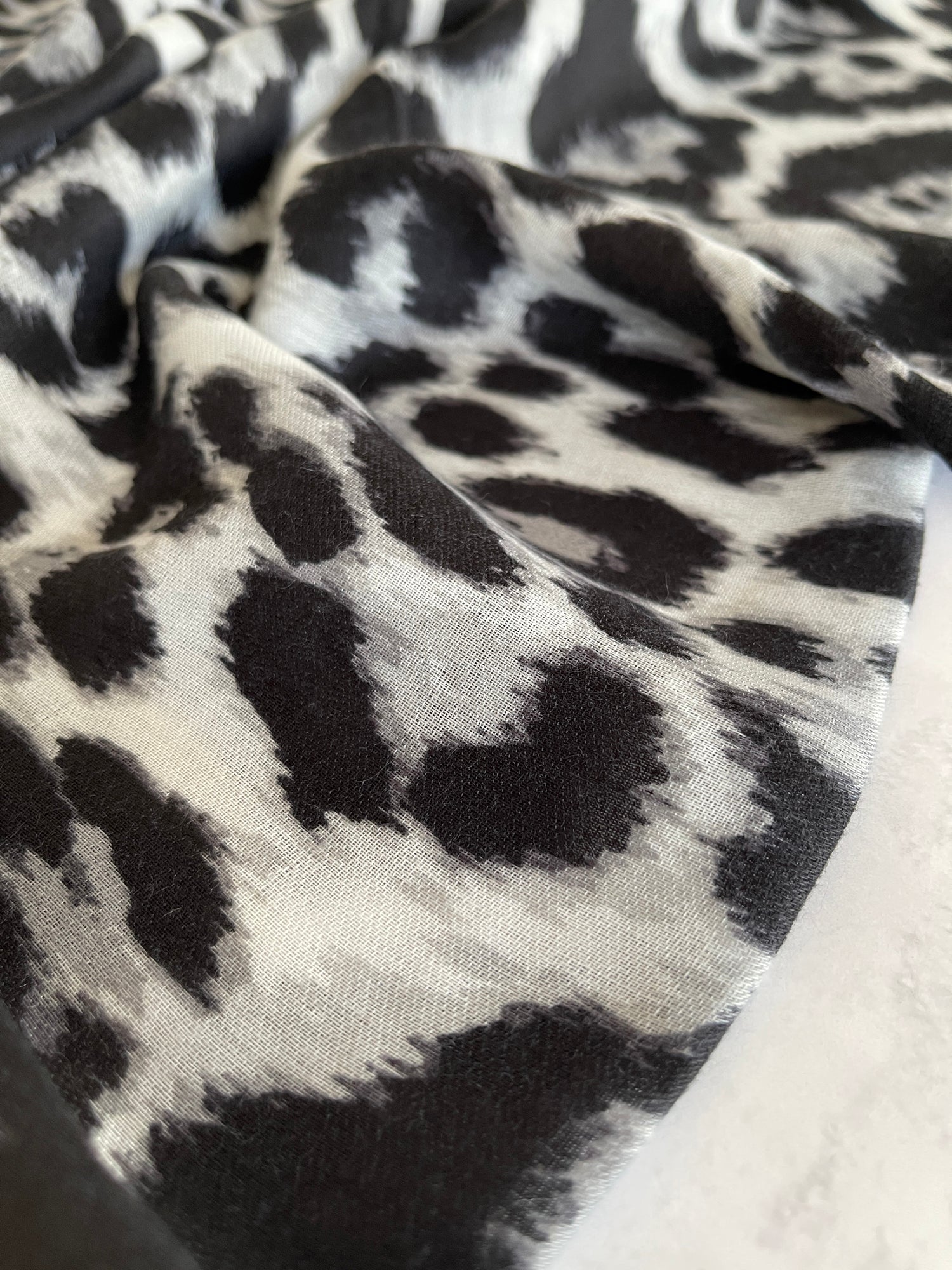 GREY COTTON BLEND CLASSIC LEOPARD PRINT SCARF
