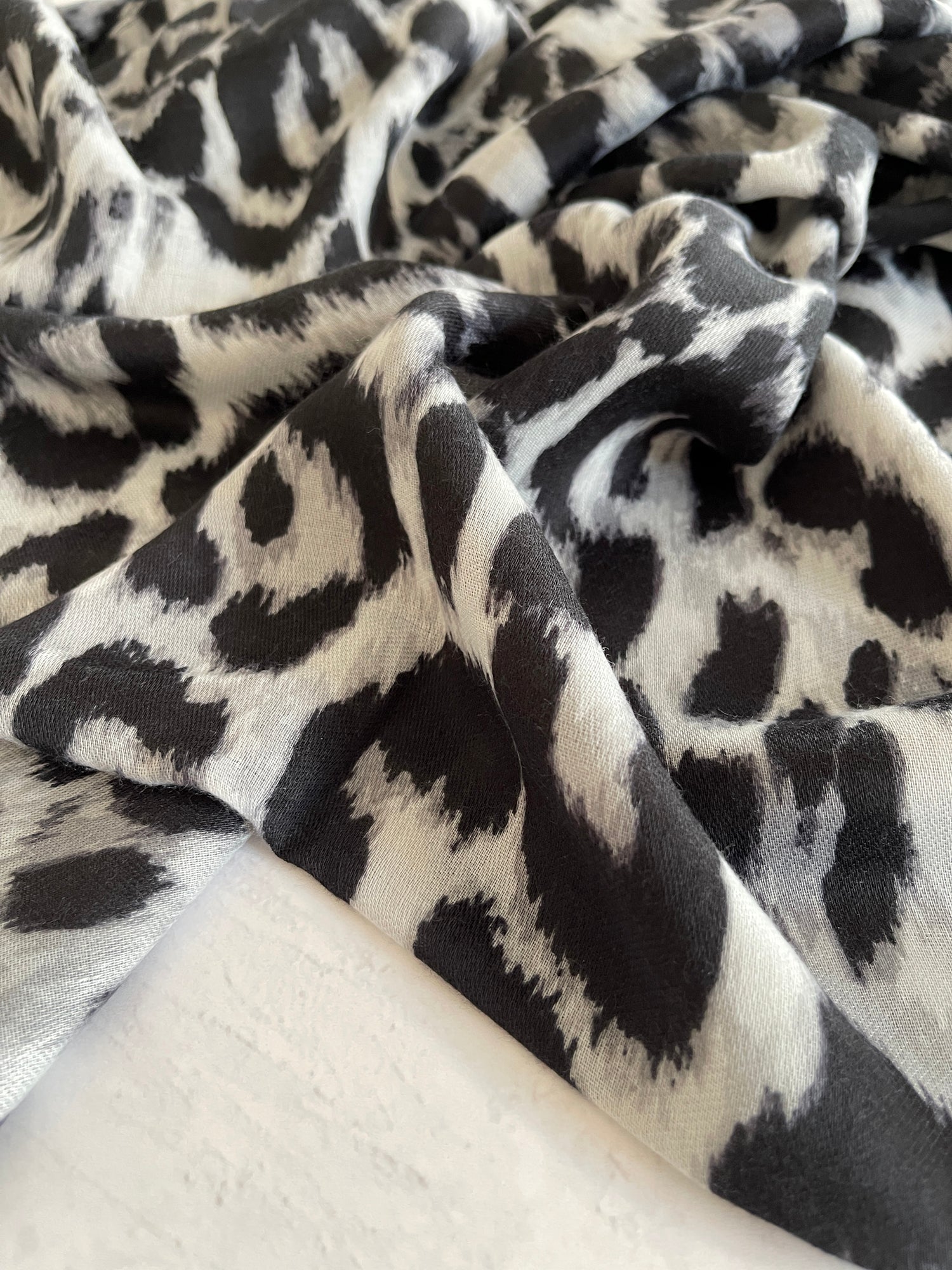 GREY COTTON BLEND CLASSIC LEOPARD PRINT SCARF