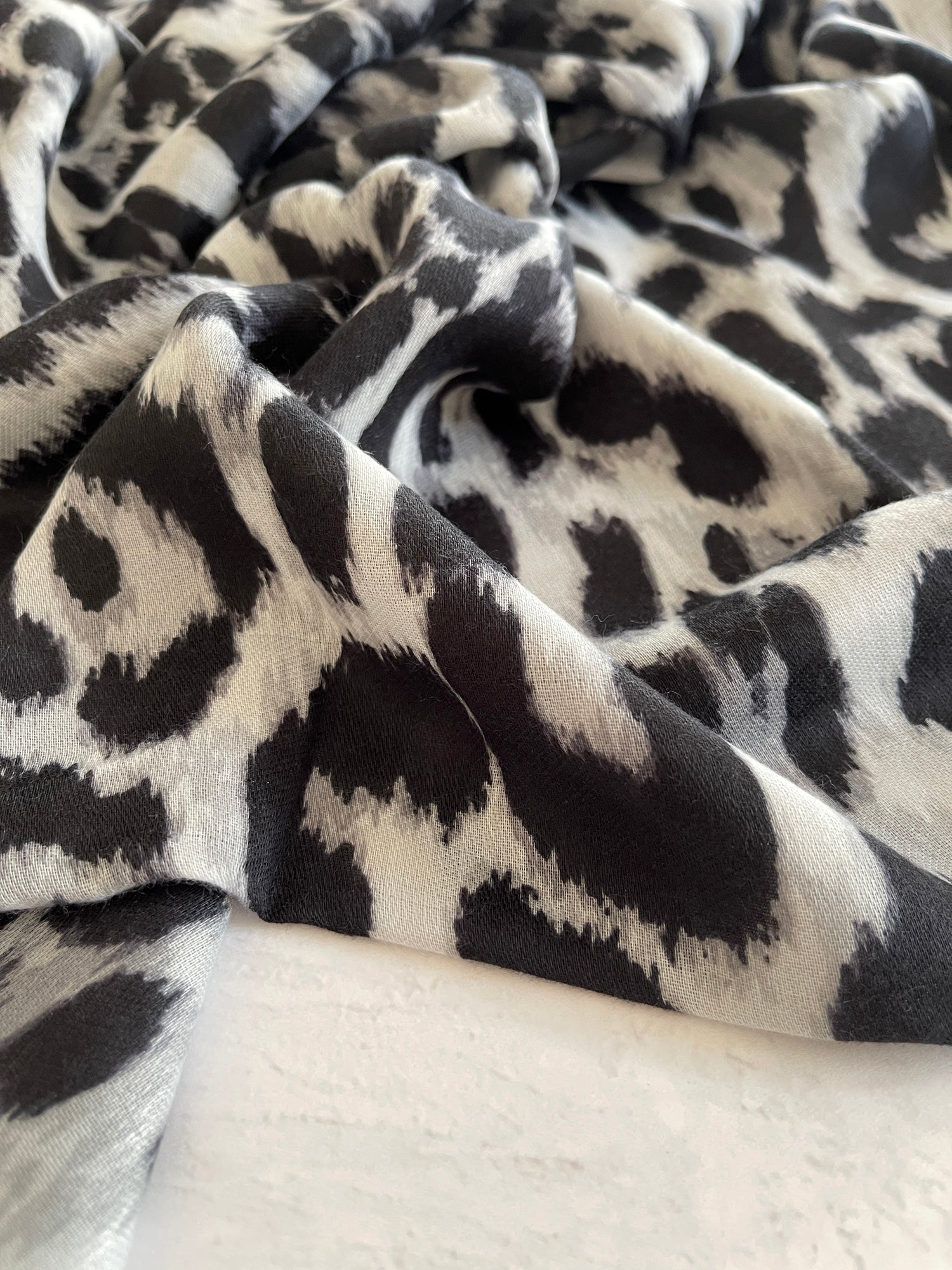 GREY COTTON BLEND CLASSIC LEOPARD PRINT SCARF