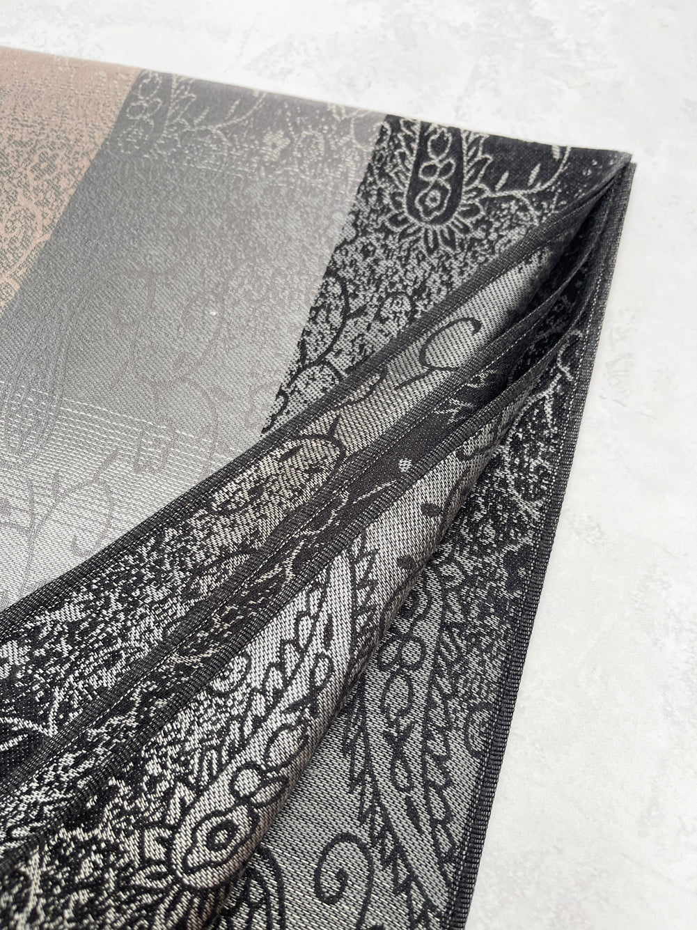 LissKiss Schal Im Ombre Paisley-Design – Grauer Schal Mit Fransen, Weich Wie Ein Pashmina, 70x180 Cm