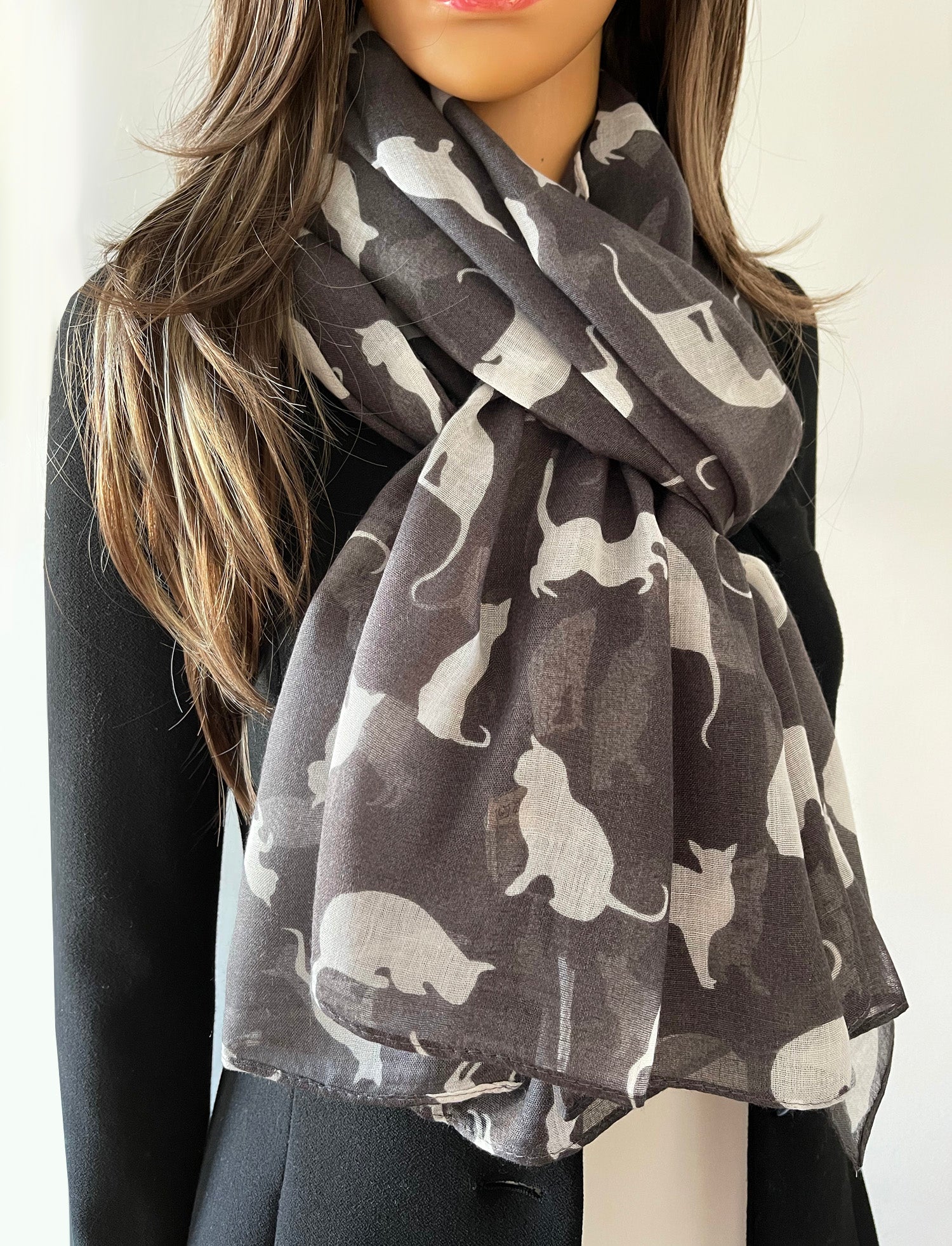 LIGHTWEIGHT PLAIN GREY AND WHITE CAT SCARF