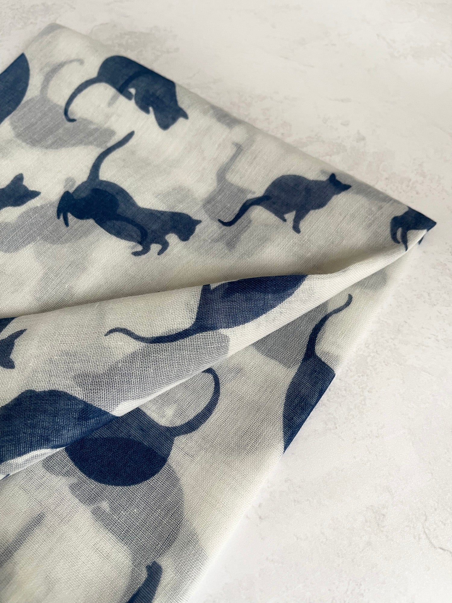 PLAIN WHITE NAVY LIGHTWEIGHT CAT SCARF