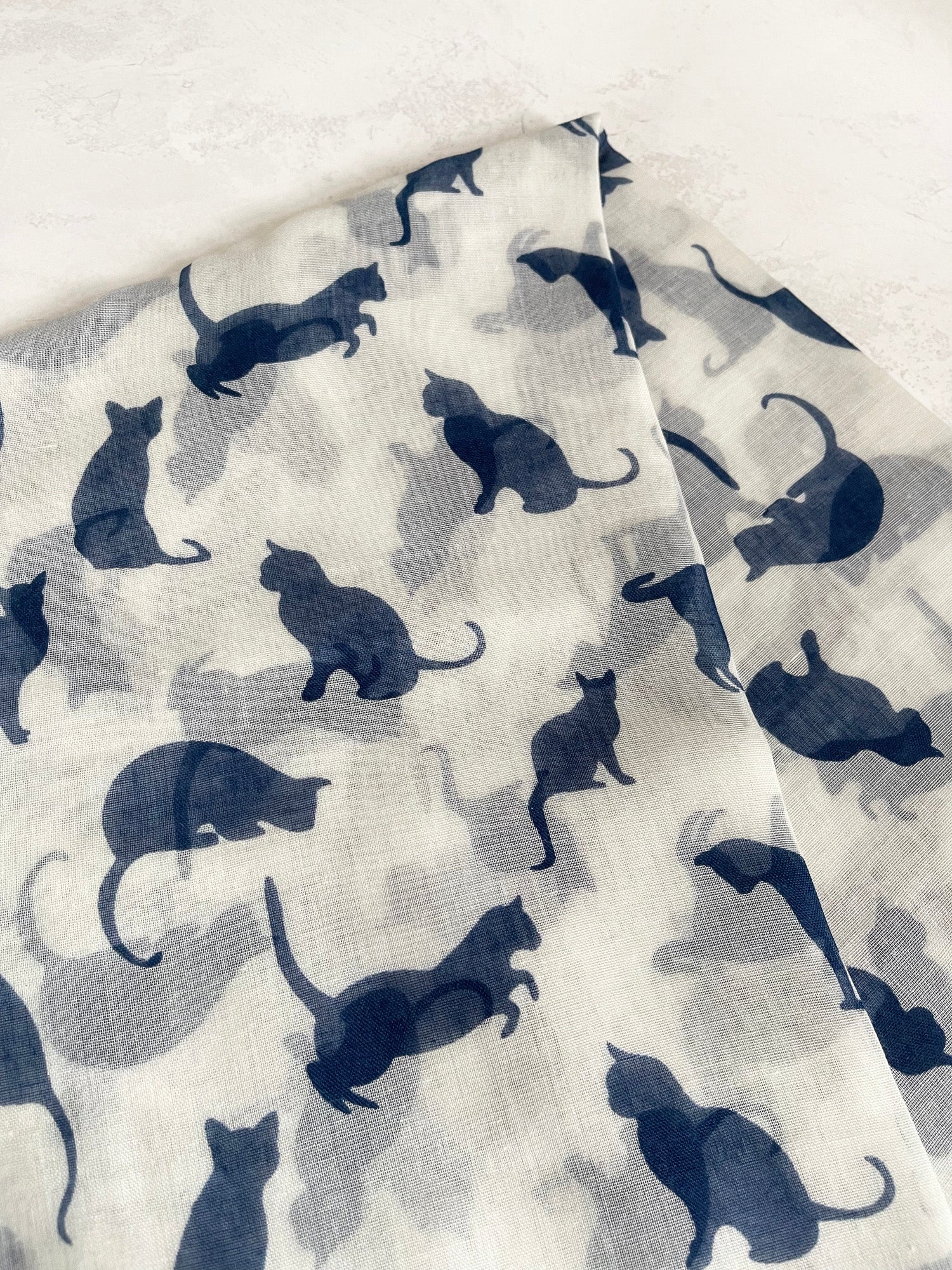 PLAIN WHITE NAVY LIGHTWEIGHT CAT SCARF