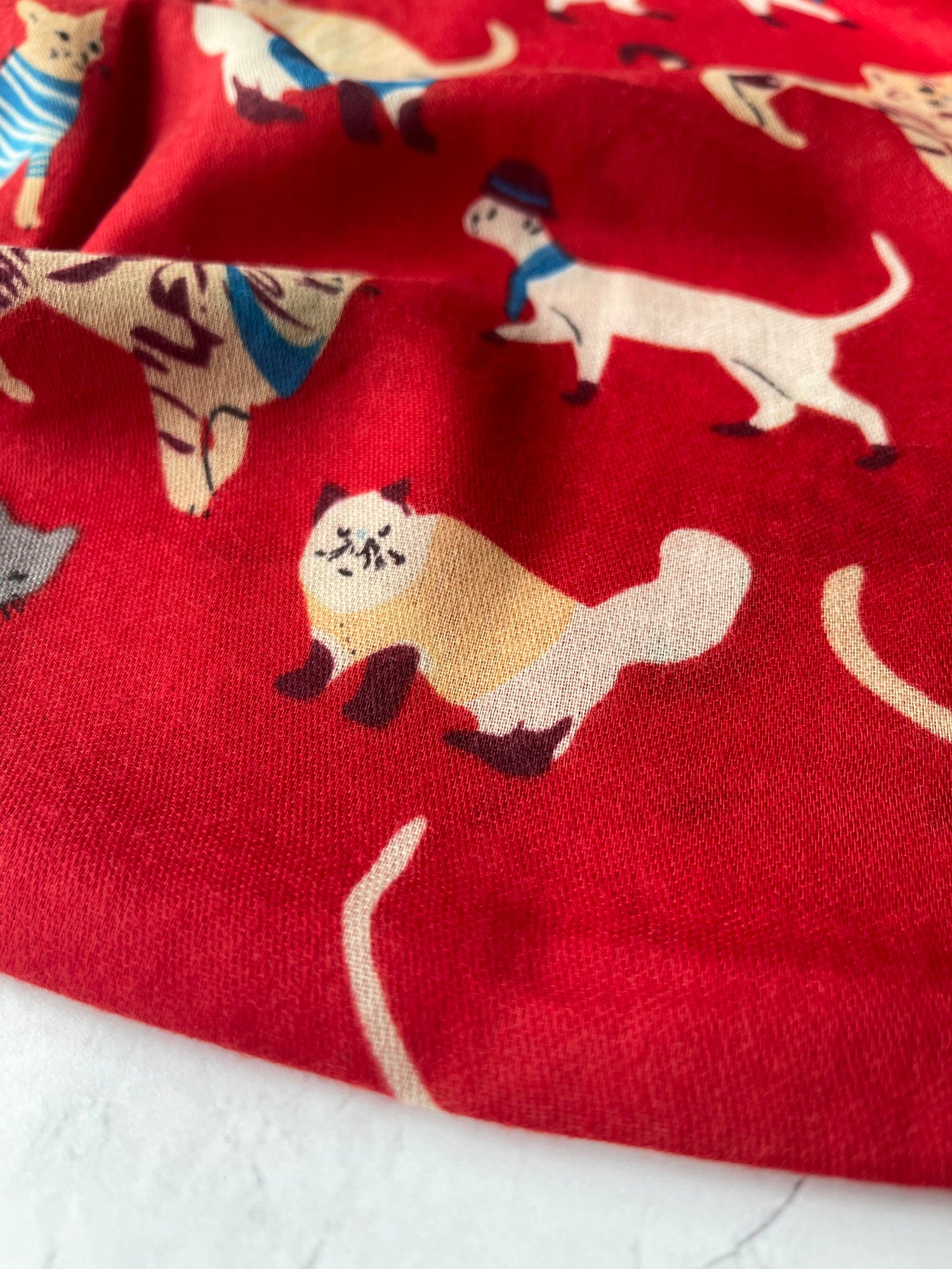 LIGHTWEIGHT RED SCARF WITH CATS