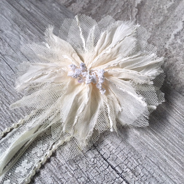 A-SHU PEARL AND RIBBON CREAM FABRIC FLOWER LACE CORSAGE CLIP - A-SHU.CO.UK