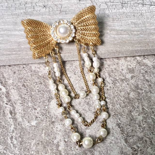 A-SHU VINTAGE GOLD METAL DIAMANTE BOW BROOCH PIN WITH PEARL CHAIN - A-SHU.CO.UK