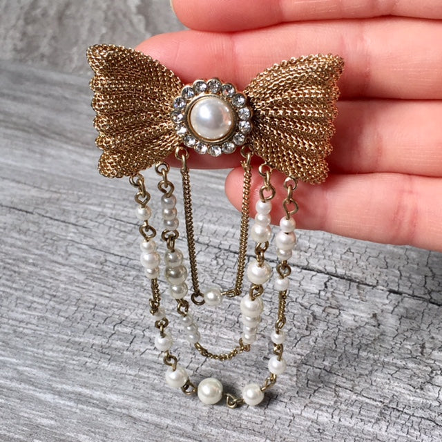 A-SHU VINTAGE GOLD METAL DIAMANTE BOW BROOCH PIN WITH PEARL CHAIN